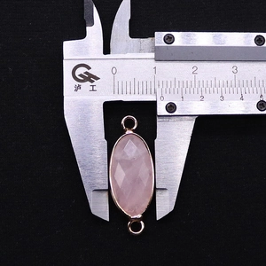 Macro-opname van rosé goud vergulde rozenkwarts connector met maatmeting detail