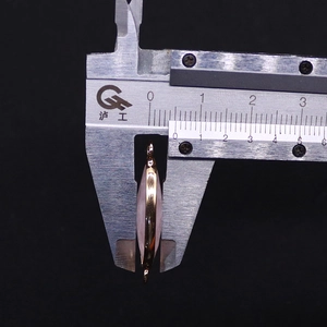 Macro-opname van de roségoud vergulde roze steen connector van 5mm dikte