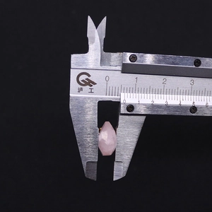 Vue macro mesurant une pierre de quartz rose de 7mm en forme de goutte au vernier