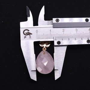 Mesure détaillée d'un pendentif en améthyste facettée avec un fermoir en diamant doré