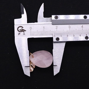Détail du pendentif quartz rose facetté avec fermoir feuille dorée mesurant 1,8 cm