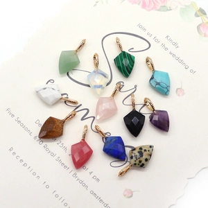 Pendentifs en pierres précieuses facettées colorées avec bélières dorées décorées
