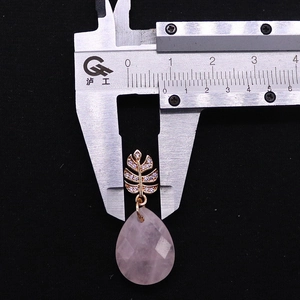 Mesure détaillée du pendentif en quartz rose facetté avec fermoir feuille en zircon