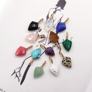 Lot de 12 pendentifs en pierre naturelle taillée en diamant avec attaches dorées
