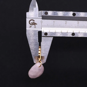 Mesure macro d'un pendentif en quartz rose de 10mm avec un pied à coulisse précis