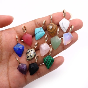 Pendentifs en pierre naturelle facettée en forme de losange avec fermoirs dorés