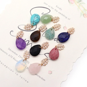 Lot de 10 pendentifs en pierres gemmes facettées avec bélières feuilles dorées en zircon
