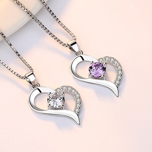 Elegante collana a cuore in argento con cristalli viola e bianchi su fondo chiaro