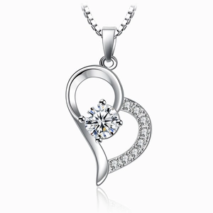 Elegante collana con ciondolo a cuore, pietra centrale in zirconia e catena veneziana