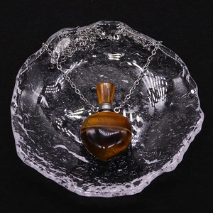 Makroansicht Herzanhänger aus Tigerauge-Stein für Ätherische Öle mit Metallverschluss