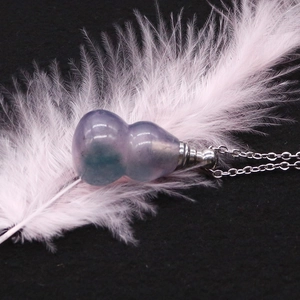 Vista macro del ciondolo Wu Lou in fluorite viola traslucida con catena in argento