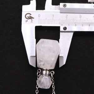 Detailmessung der 18 mm Breite des Kristall-Parfümflaschen-Anhängers mit Messschieber