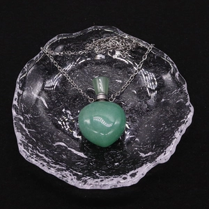 Detailansicht herzförmiger grüner Naturstein-Flakon-Anhänger mit silberner Kette