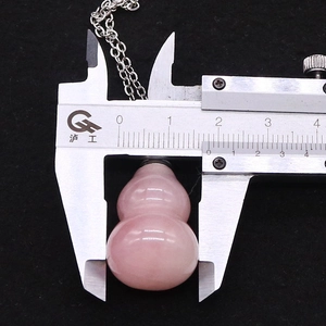 Misurazione di un ciondolo a boccetta per oli essenziali in quarzo rosa a forma di zucca