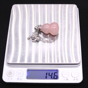 Dettaglio del ciondolo in quarzo rosa dal peso di 14,6 grammi su bilancia digitale