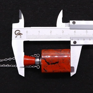 Nahaufnahme des Parfümflaschen-Anhängers aus rotem Jaspis mit 38 mm Silberkette