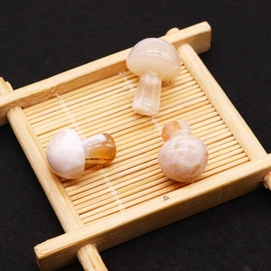 Perles en pierre naturelle en forme de champignon sur un plateau en bambou zen