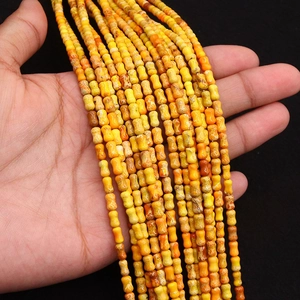 Détail macro de perles impériales en jaspe jaune en forme d'os avec texture fissurée