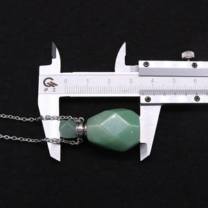 Messung des 3,6 cm Aventurin-Parfümflaschen-Anhängers mit silbernem Messschieber