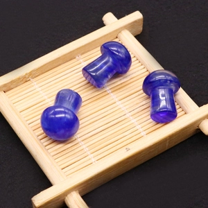 Détails de trois pierres de forme champignon bleues avec des textures polies