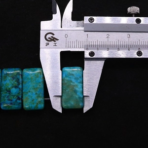 Detailaufnahme einer 13mm rechteckigen Türkisperle gemessen mit einem Messschieber