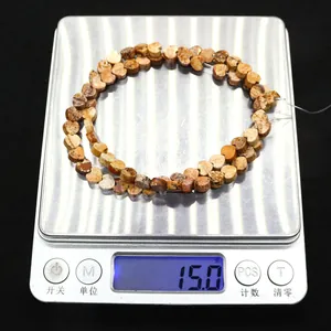 Bilancia digitale che misura il peso di 15g di perle in pietra naturale per gioielli fai-da-te