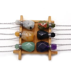 Set aus sechs Parfümflaschen-Halsketten aus Naturkristallen wie Amethyst und Obsidian
