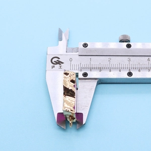 Gedetailleerde meting van paarse kristallen hanger met gouden rand toont 10 mm breed