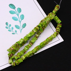 Detailopname van vierkante turkoois keizersteen kralen voor DIY sieraden maken
