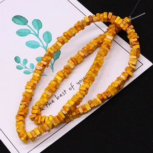 Detail van 4mm gele turkoois vierkante kralen met natuurlijke textuur voor sieraden