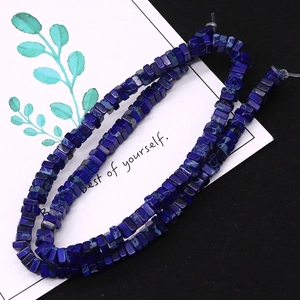 Macro-opname van 4 mm donkerblauwe vierkante natuursteen kralen voor DIY-sieraden