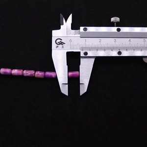 Macro-opname van paarse cilindrische kunststeen kralen van 10mm voor doe-het-zelf sieraden