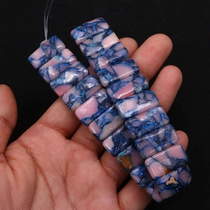 Nahaufnahme rechteckiger kaiserlicher Jaspisperlen in Pink und Blau für DIY-Schmuck