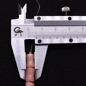 Mesure précise de perles de jaspe impérial roses en forme de bambou avec un pied à coulisse