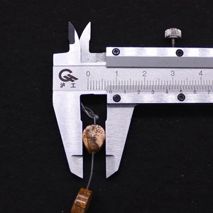 Mesure d'une perle en pierre naturelle de 10mm avec un pied à coulisse en acier inoxydable