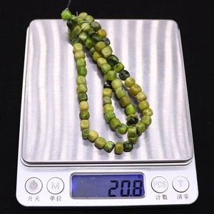 Dettaglio di perle quadrate in pietra imperatore naturale con peso di 20,8 g