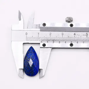 Cuenta de lapislázuli en forma de gota medida con calibre mostrando 14mm de ancho