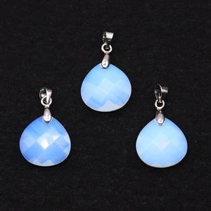 Tre ciondoli a goccia sfaccettati blu chiaro con ganci in argento su sfondo nero