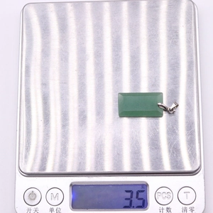 Green aventurine rectangular pendant weighing 3.5g on a silver digital scale tool