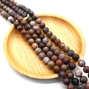 Natürliche Holzsteinperlen auf Holztablett für DIY-Halsketten und Armband-Schmuckherstellung