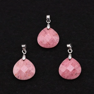 Tre pendenti in pietra naturale rosa sfaccettata a forma di goccia su velluto nero
