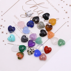 Colgantes de piedra natural tallada en forma de corazón para crear joyas artesanales