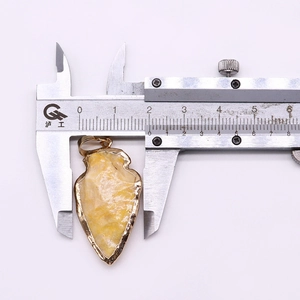 Pendentif opale en forme de flèche avec bordure dorée et mesure de largeur de 21mm