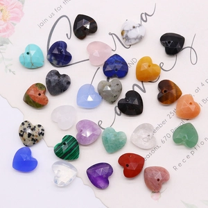 Colgantes de piedra natural facetada en forma de corazón para crear joyas artesanales