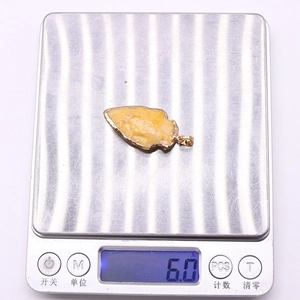 Vue détaillée montrant un pendentif en pierre naturelle de 6,0g sur une balance de précision