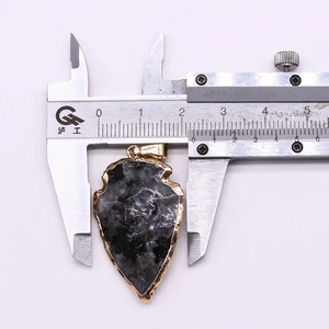 Mesure de la largeur du pendentif en pierre naturelle avec bordure dorée détaillée