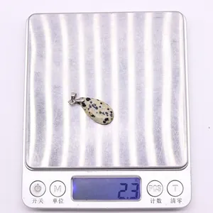 Pendentif en pierre goutte sur une balance pesant 2,3g pour bijoux artisanaux