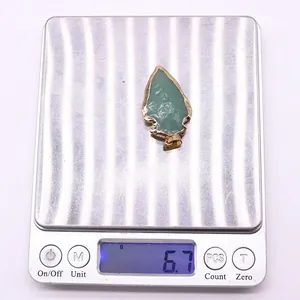 Colgante de piedra natural en forma de flecha con borde dorado que pesa 6,7 g