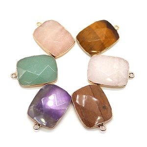Set de seis colgantes rectangulares de piedra natural con bordes dorados y asas