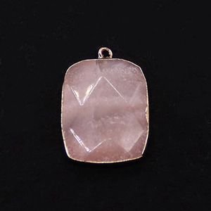 Vista detallada de este colgante rectangular de cristal rosa con bordes dorados